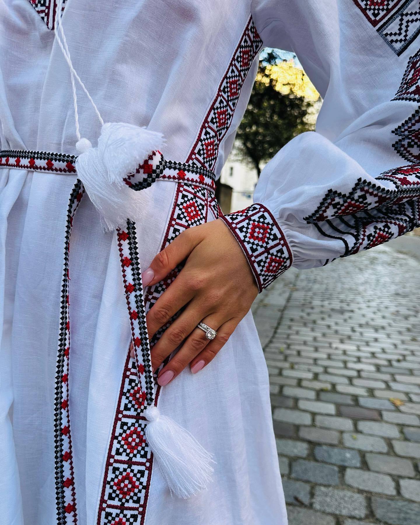 Відома українська тенісистка одягла у Парижі сукню-вишиванку та вразила мережу своїм виглядом. Фото