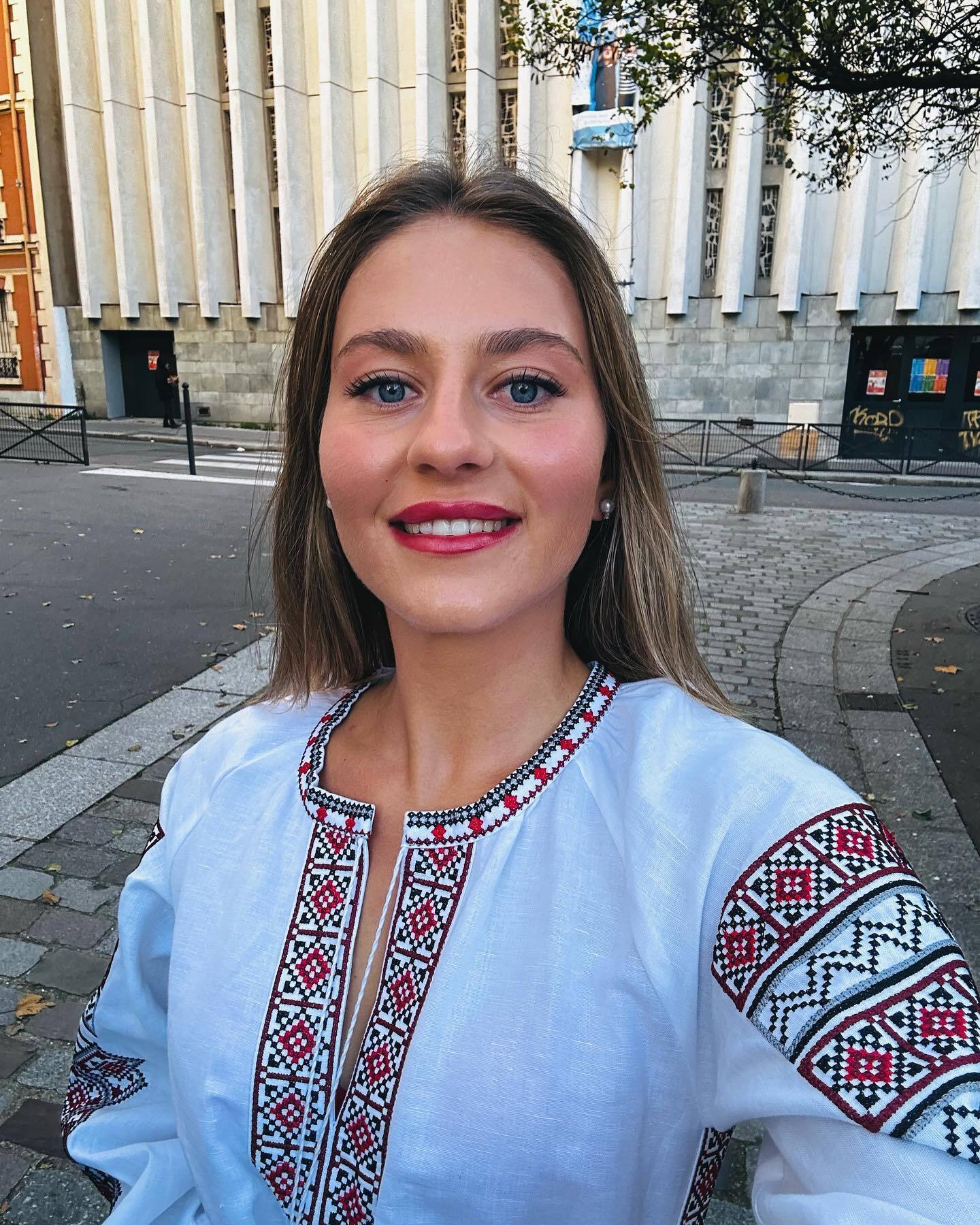 Відома українська тенісистка одягла у Парижі сукню-вишиванку та вразила мережу своїм виглядом. Фото