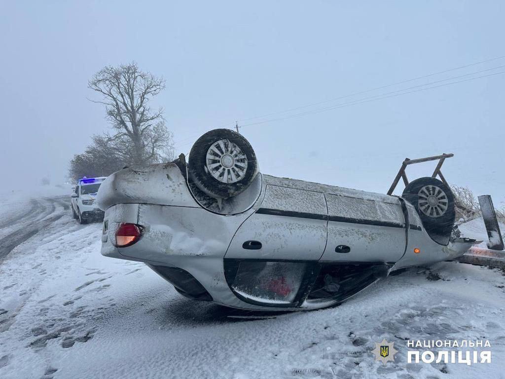 В Україні вирує зимова негода: траси позамітало снігом, населені пункти знеструмлено. Фото і відео
