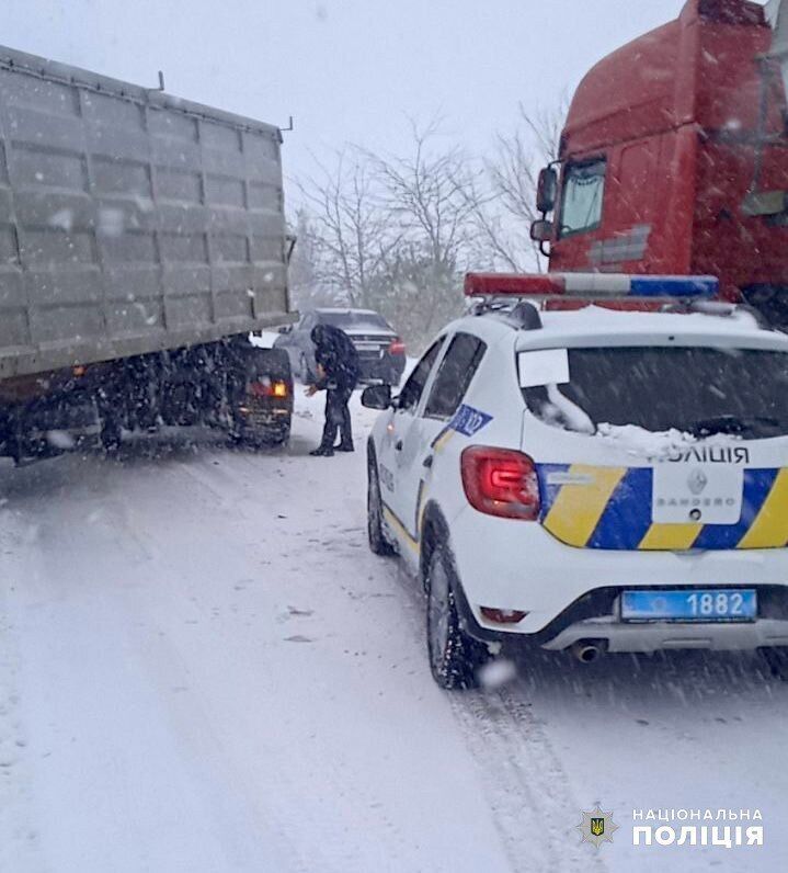 На Одесщине произошел снежный апокалипсис: на дорогах и улицах хаос, в облцентре ветер свалил трубу котельной. Фото и видео