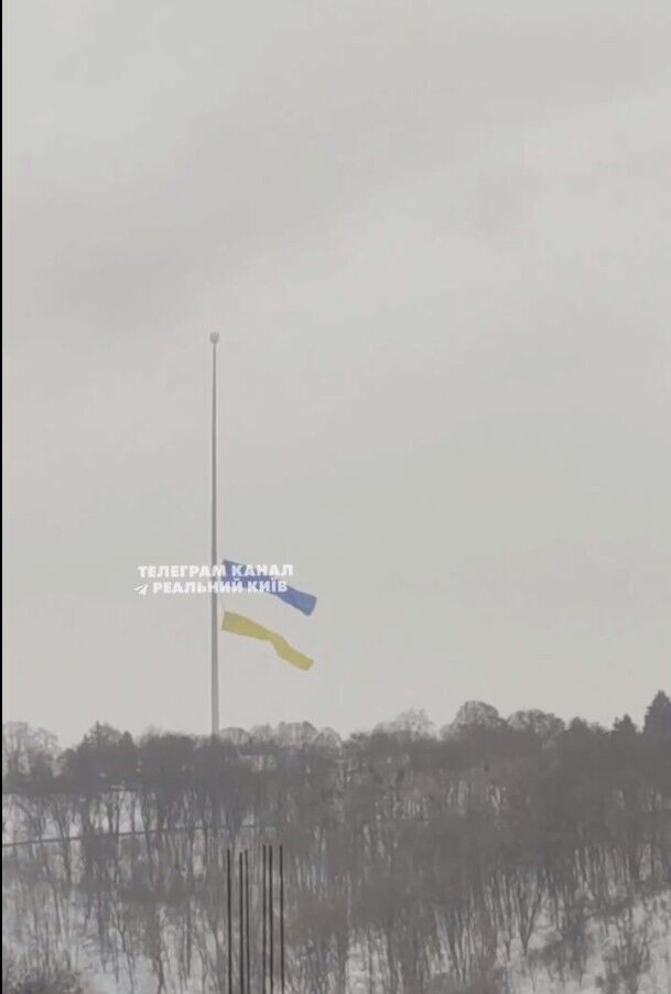 У Києві замінили полотнище найбільшого прапора України, яке пошкодив вітер. Фото і відео
