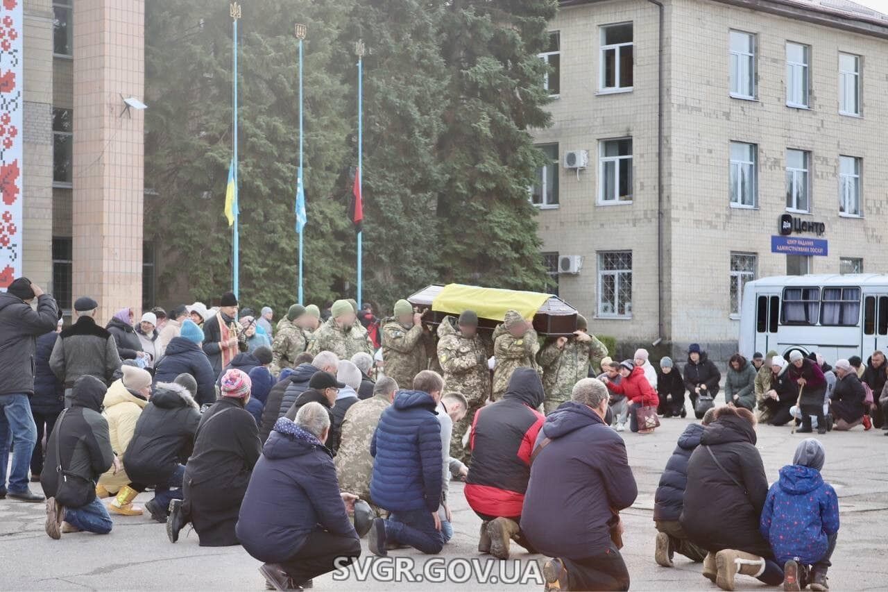 Не выдержала потери: на Кировоградщине мать военного умерла после известия о смерти сына