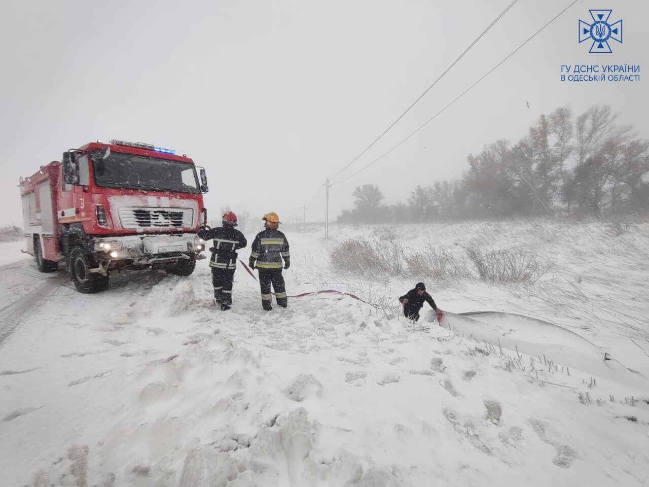 "Снежный апокалипсис": на трассе Киев – Одесса из-за сугробов застрял транспорт, спасателям удалось освободить более 500 авто. Фото и видео