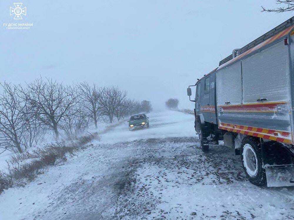 Рятувальники змушені залучати навіть БТРи: в Україні вирує потужна негода, рух на трасах перекривають. Фото і відео 