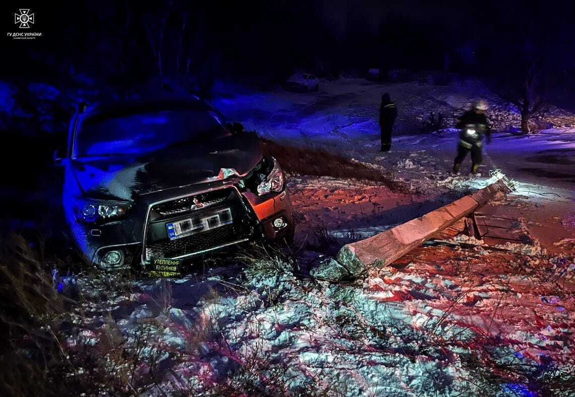 На Київщині легковик на швидкості протаранив залізобетонний стовп: опора впала на дорогу. Фото і відео