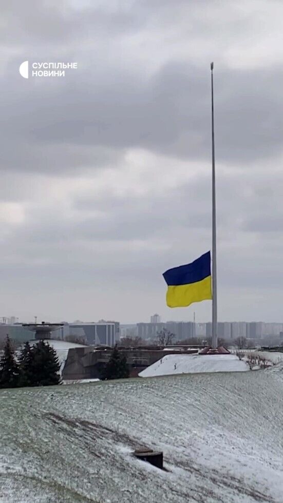 В Киеве заменили полотнище самого большого флага Украины, которое повредил ветер. Фото и видео