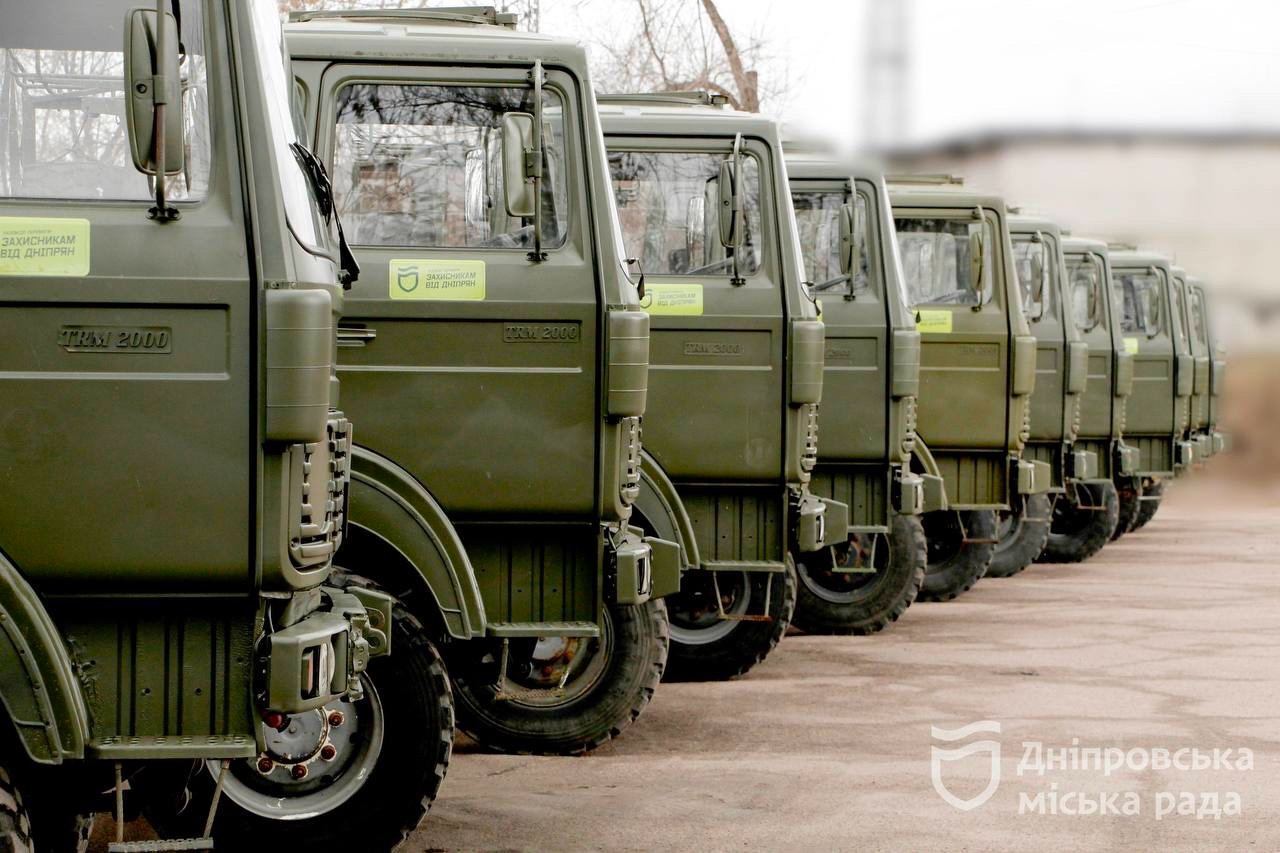Дніпро відправив військовим на фронт 700 автомобілів та 80 "швидких"