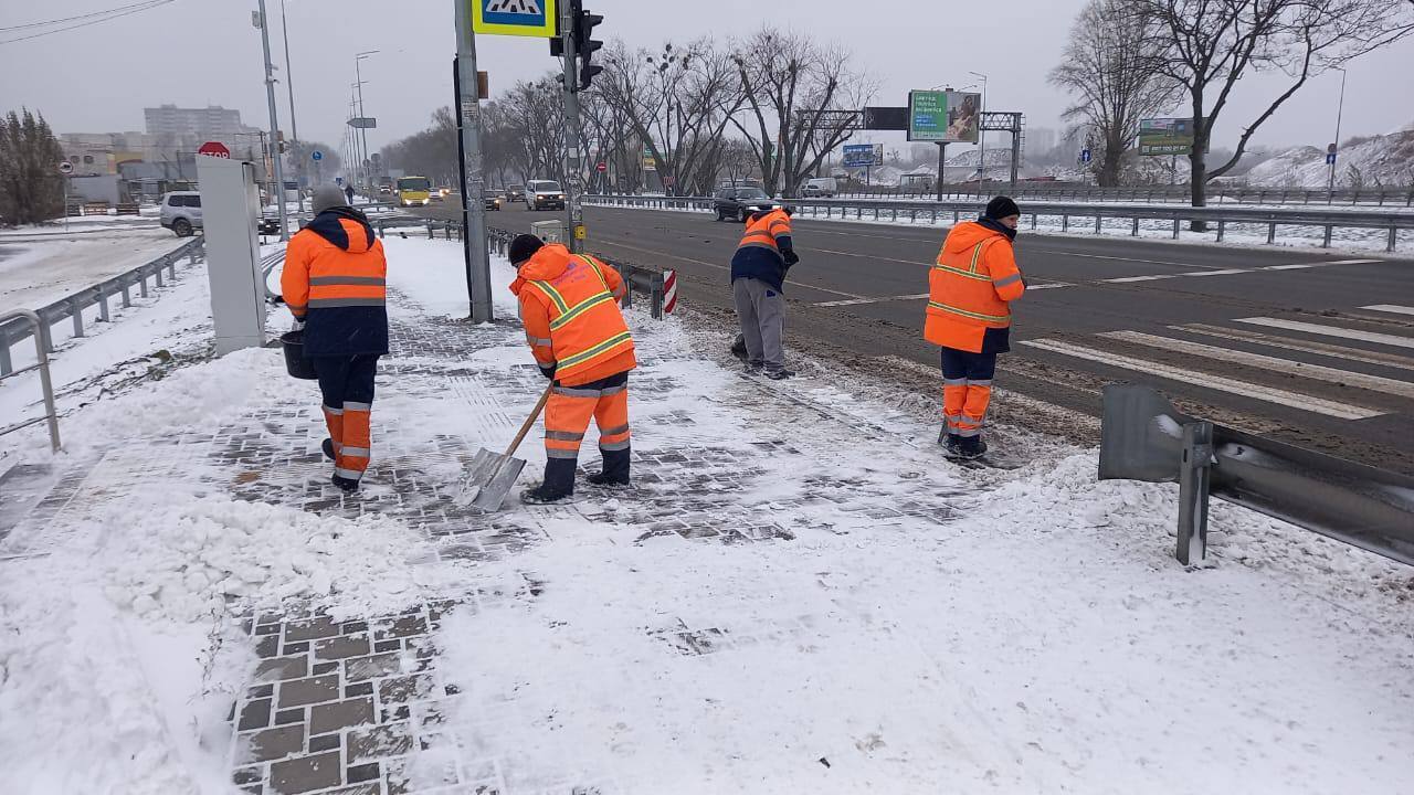 Кличко рассказал, как в Киеве коммунальщики борются со снегопадом. Фото и видео