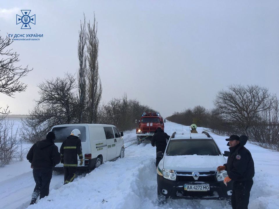 Рятувальники змушені залучати навіть БТРи: в Україні вирує потужна негода, рух на трасах перекривають. Фото і відео 