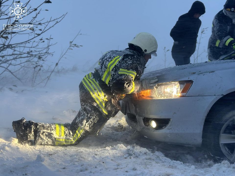 Рятувальники змушені залучати навіть БТРи: в Україні вирує потужна негода, рух на трасах перекривають. Фото і відео 