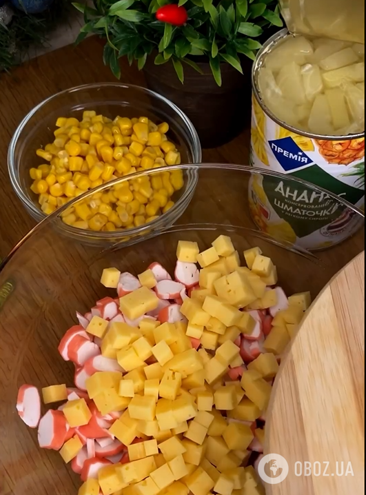 Новорічний салат з крабовими паличками і кукурудзою: заправляється майонезом 
