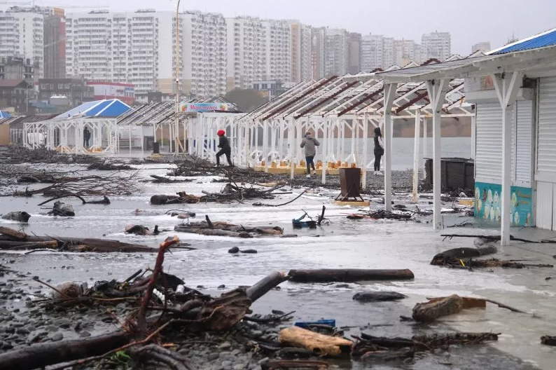 В России из-за мегашторма затопило улицы, обрушился дом. Фото и видео стихии