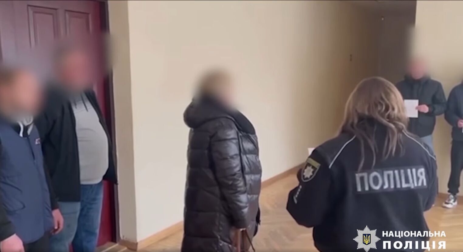Бив, навіть коли впала на землю: на Київщині затримали підозрюваного в розбійному нападі на жінку. Відео