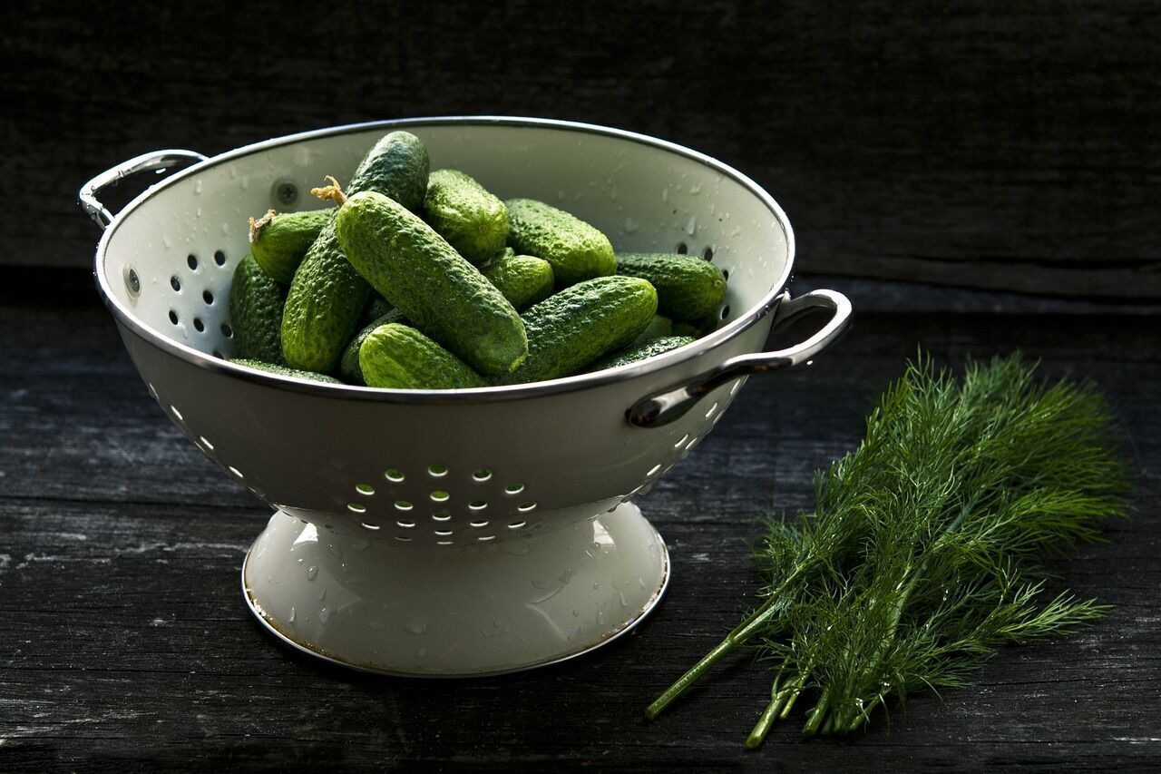 Легкий весенний салат из свежих овощей и зелени: чем заправить