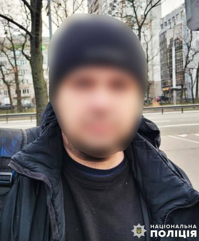 Поліцейські Києва затримали шахрая, який за схемою "ваша донька у біді" видурив у пенсіонерки 100 тис. грн. Фото