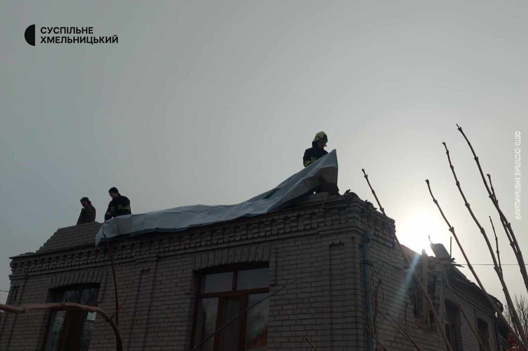 На Хмельниччині сили ППО збили "Шахед": уламки дрона впали на дах будинку. Фото