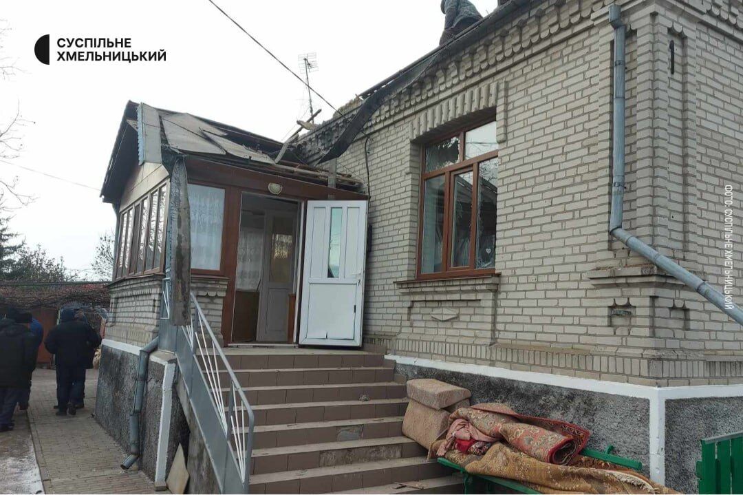 На Хмельниччині сили ППО збили "Шахед": уламки дрона впали на дах будинку. Фото