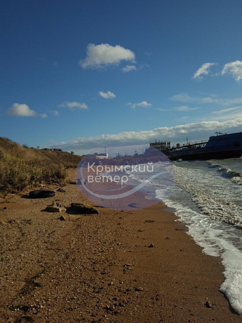 В Севастополе шторм вынес на берег морскую мину, а в Керчи – корабль. Фото и видео