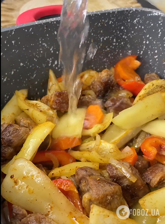 Тушеное жаркое с картофелем и мясом: вариант обеда для всей семьи
