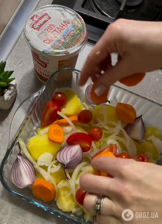 Соковита скумбрія на овочевій подушці: як приготувати