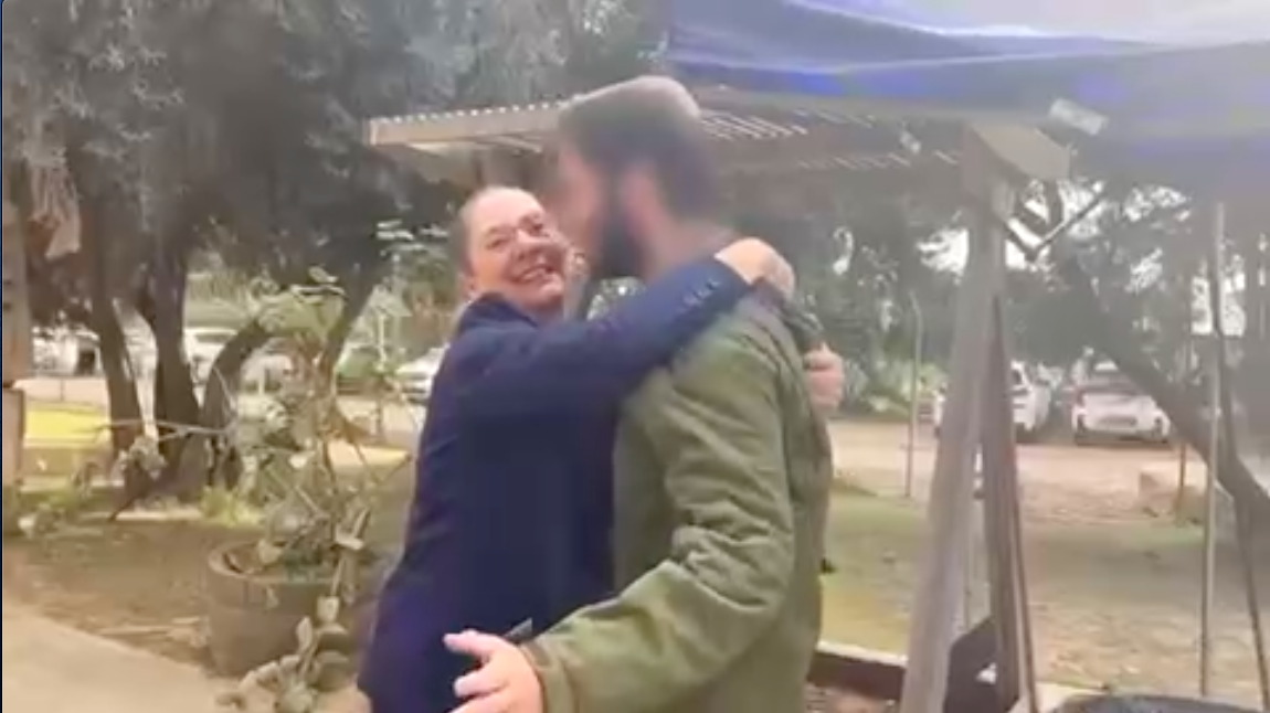 Президент Израиля с супругой встретили своего сына-военного, с которым не было связи. Трогательное видео