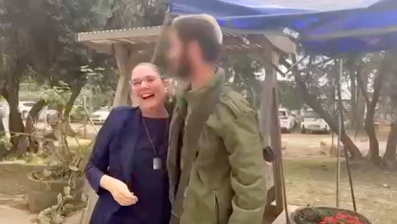 Президент Израиля с супругой встретили своего сына-военного, с которым не было связи. Трогательное видео