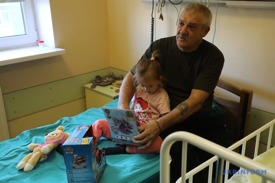 Під час обстрілу бабуся прикрила онуку собою: з лікарні виписали 4-річну дівчинку, із серця якої дістали уламок російської міни