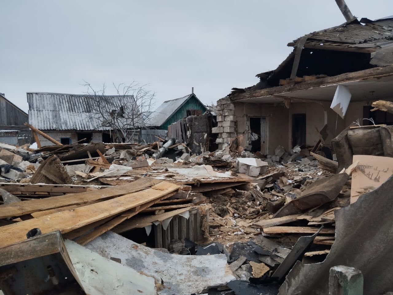 Війська РФ вдарили з РСЗВ по житлових будинках на Сумщині: троє людей загинуло, серед жертв є дитина. Фото