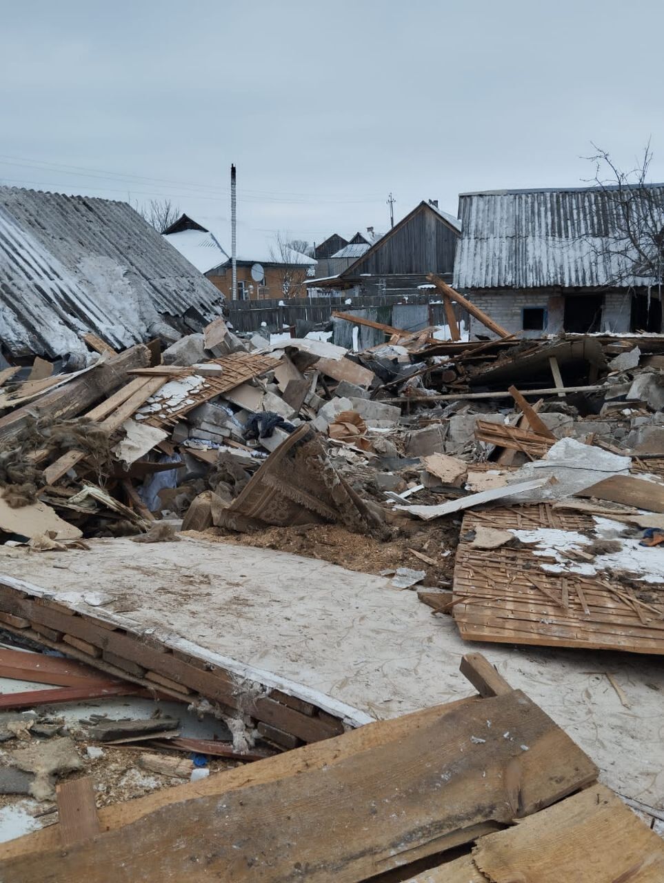 Війська РФ вдарили з РСЗВ по житлових будинках на Сумщині: троє людей загинуло, серед жертв є дитина. Фото