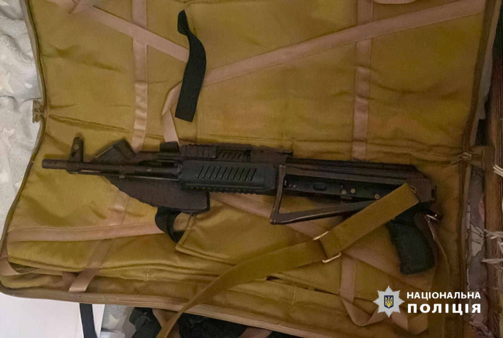 В Киеве задержаны рейдеры, которые захватывали парковки: во время обысков нашли оружие и деньги. Фото
