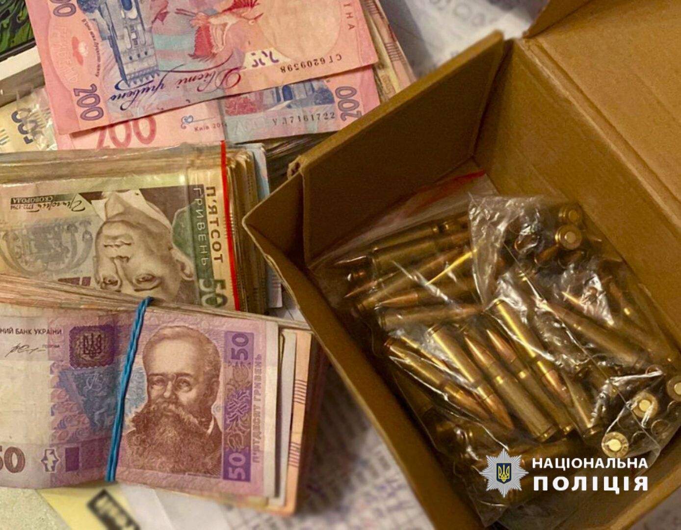 У Києві затримали рейдерів, які захоплювали парковки: під час обшуків знайшли зброю і гроші. Фото