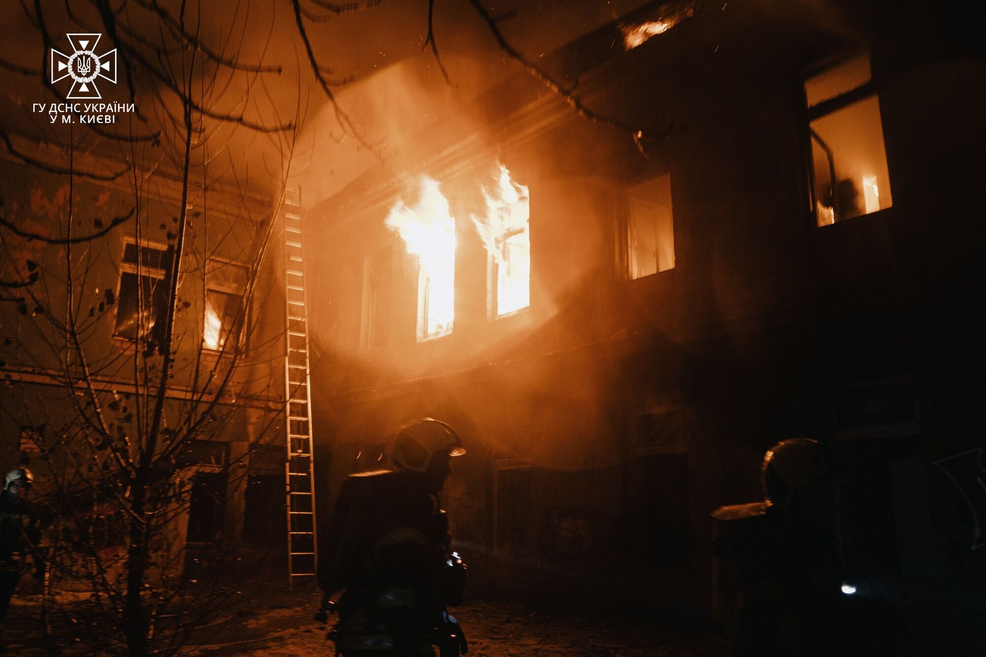 В центре Киева произошел масштабный пожар: спасатели тушили огонь около 5 часов. Фото и видео