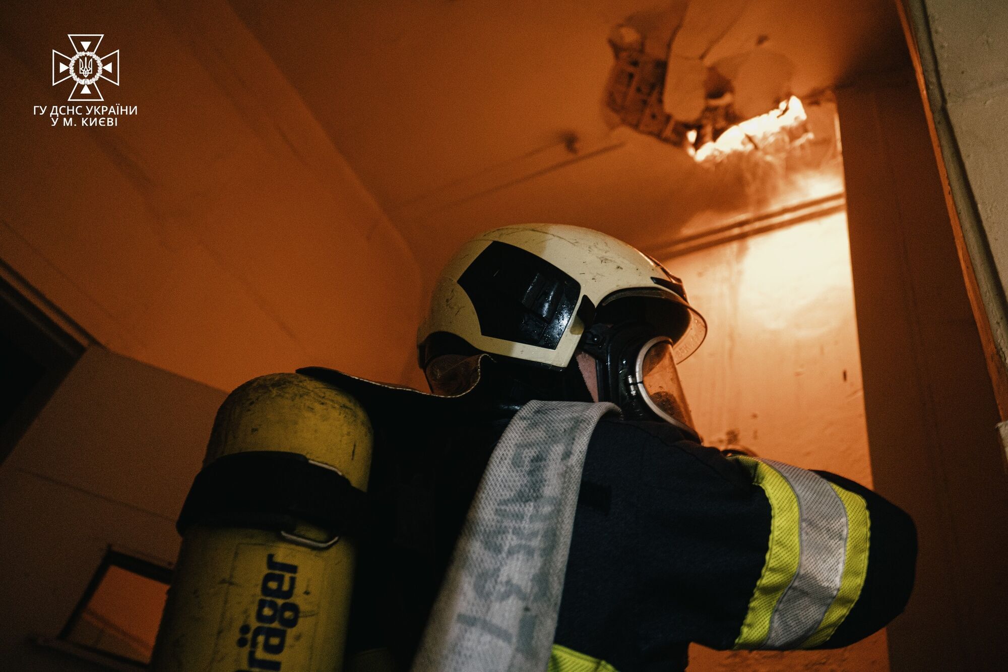 У центрі Києва сталася масштабна пожежа: рятувальники гасили вогонь близько 5 годин. Фото і відео