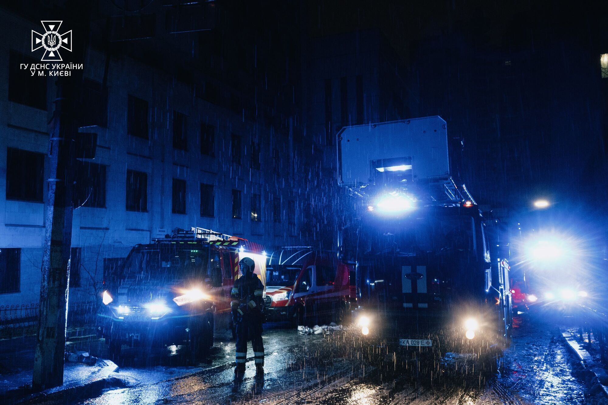 У центрі Києва сталася масштабна пожежа: рятувальники гасили вогонь близько 5 годин. Фото і відео