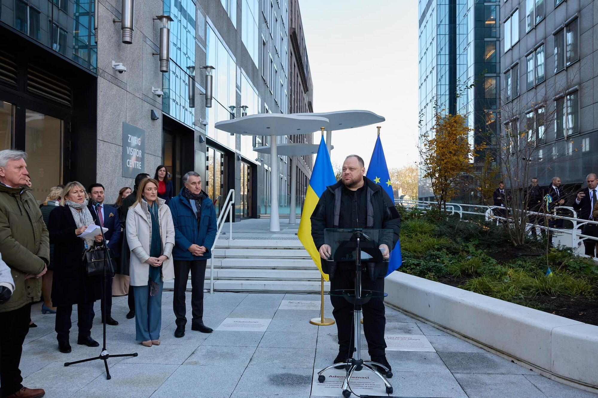 В знак поддержки Украины: перед зданием Европейского парламента высадили куст калины. Фото