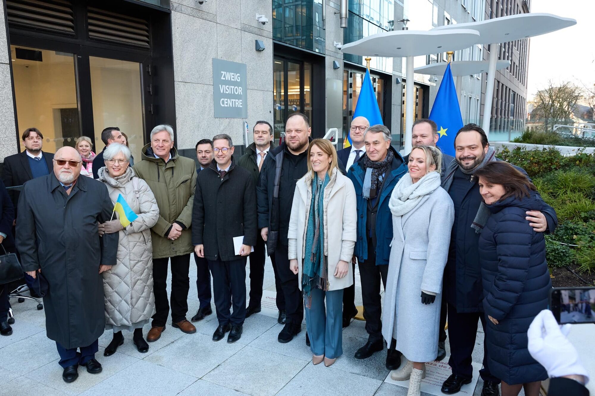 На знак підтримки України: перед будівлею Європейського парламенту висадили кущ калини. Фото