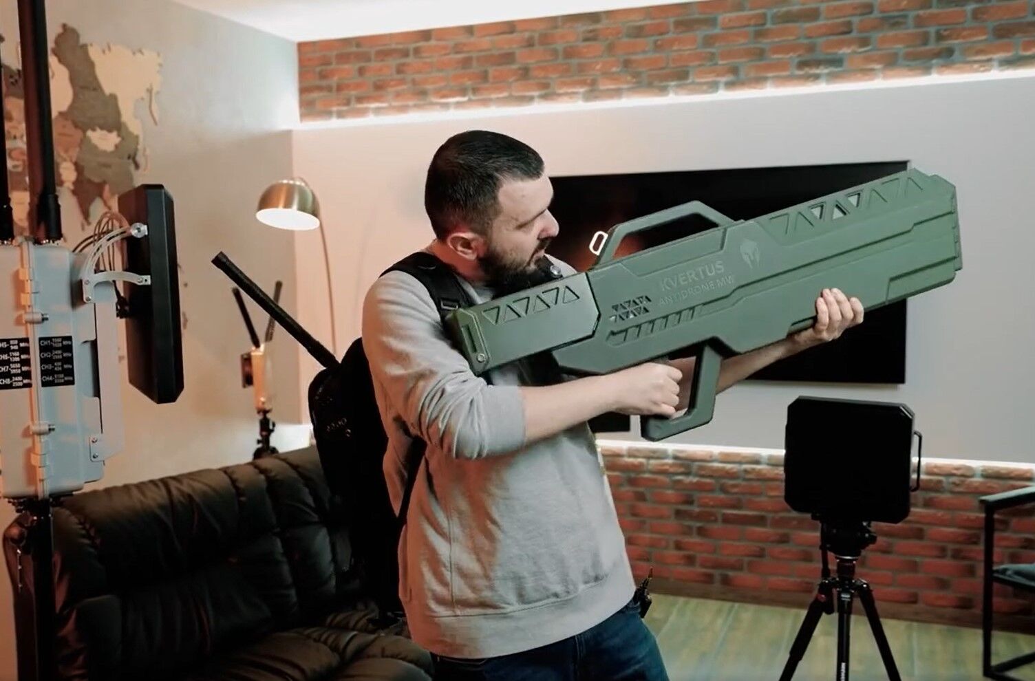 "Это наше безоговорочное конкурентное преимущество": в Украине разработали портативное антидроновое ружье. Видео