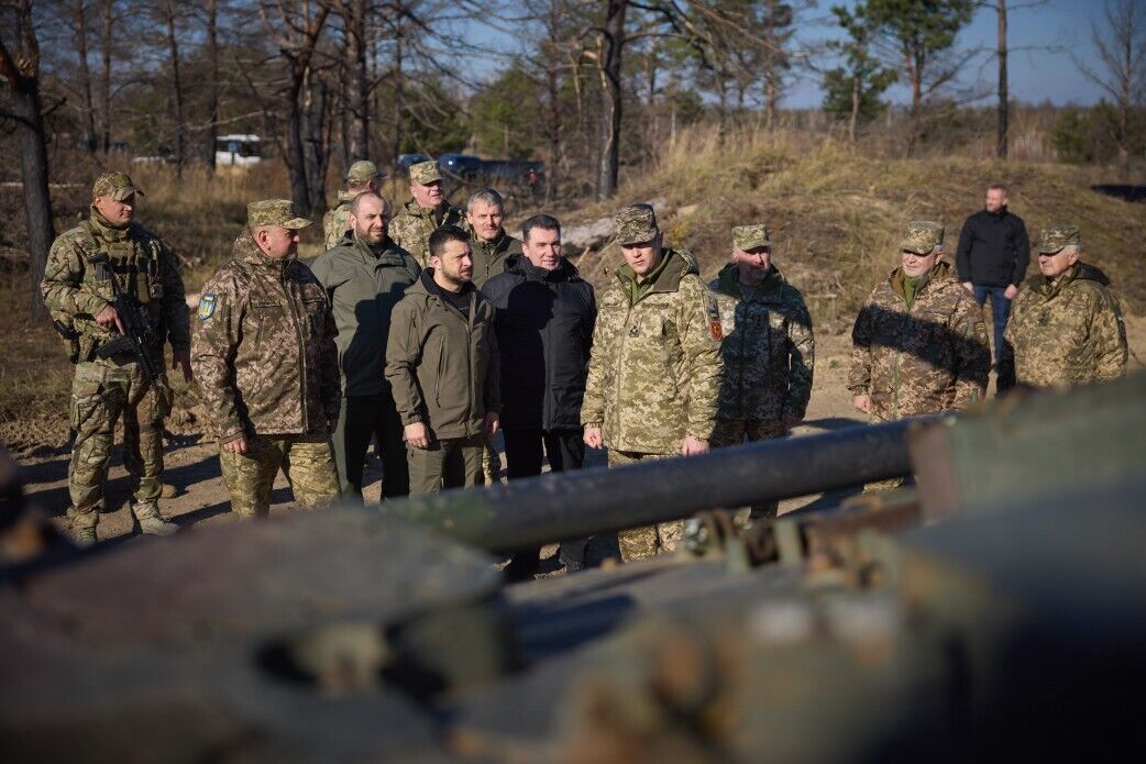 "Парни знают, как действовать": Зеленский посетил один из центров подготовки ракетных войск и артиллерии. Фото и видео