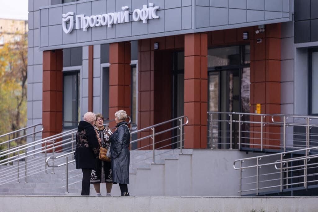 Удобно, быстро и комфортно: в Днепре заработал "Прозрачный офис", предоставляющий более 300 различных сервисов горожанам