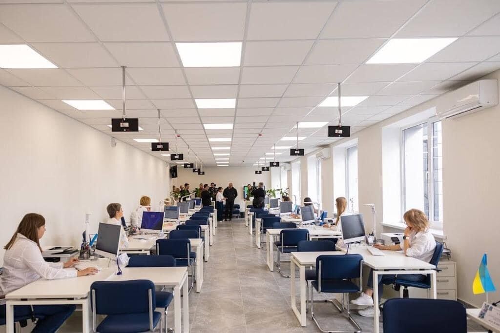 Удобно, быстро и комфортно: в Днепре заработал "Прозрачный офис", предоставляющий более 300 различных сервисов горожанам