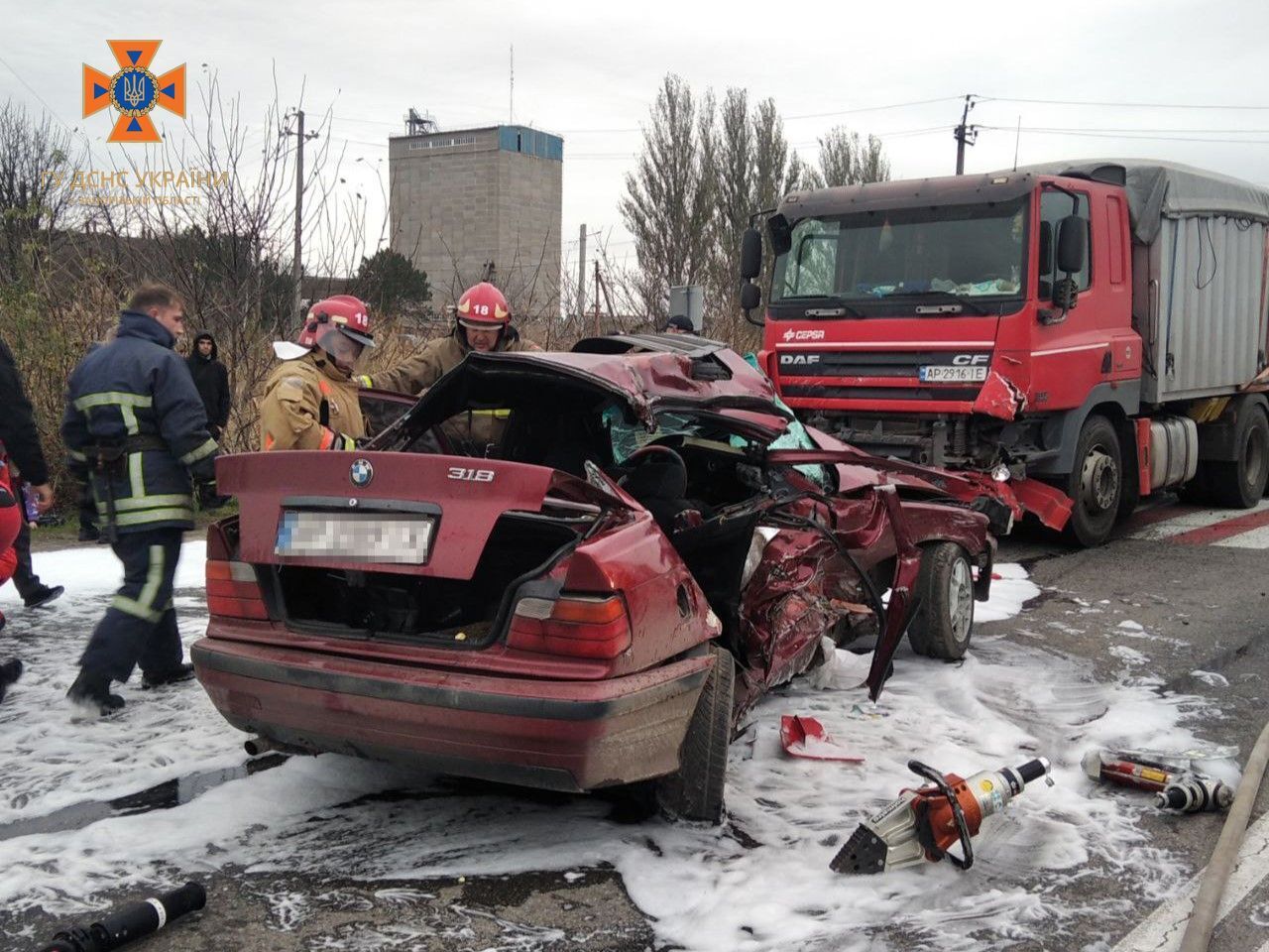 На Запоріжжі сталося зіткнення легкового та вантажного автомобілів: три людини загинули. Фото