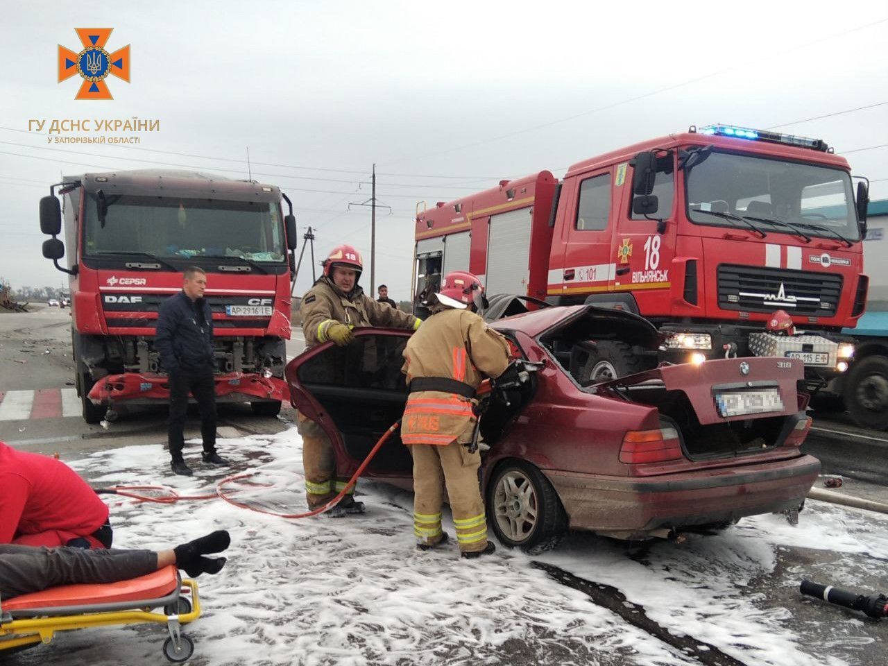 На Запоріжжі сталося зіткнення легкового та вантажного автомобілів: три людини загинули. Фото