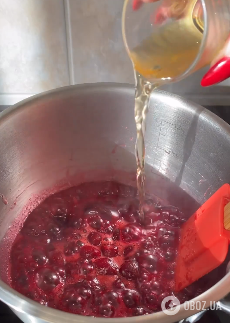 Какой вкусный десерт приготовить с консервированными вишнями: рецепт бисквитного рулета
