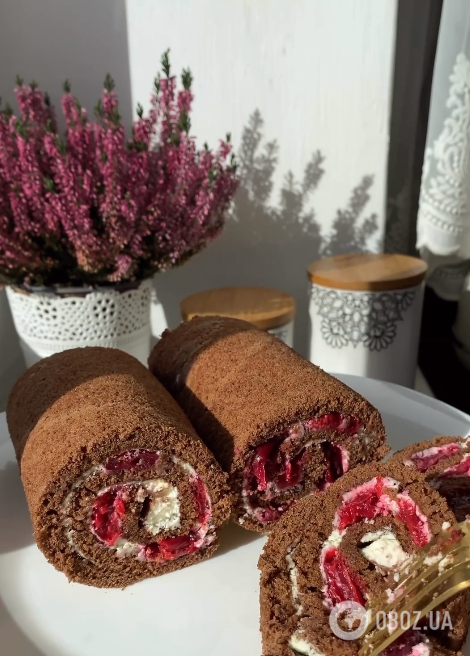 Какой вкусный десерт приготовить с консервированными вишнями: рецепт бисквитного рулета