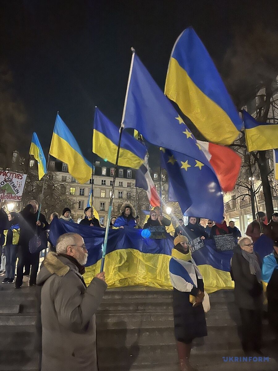 Украинцы в Париже напомнили о Голодоморе и современном геноциде России против украинцев. Фото