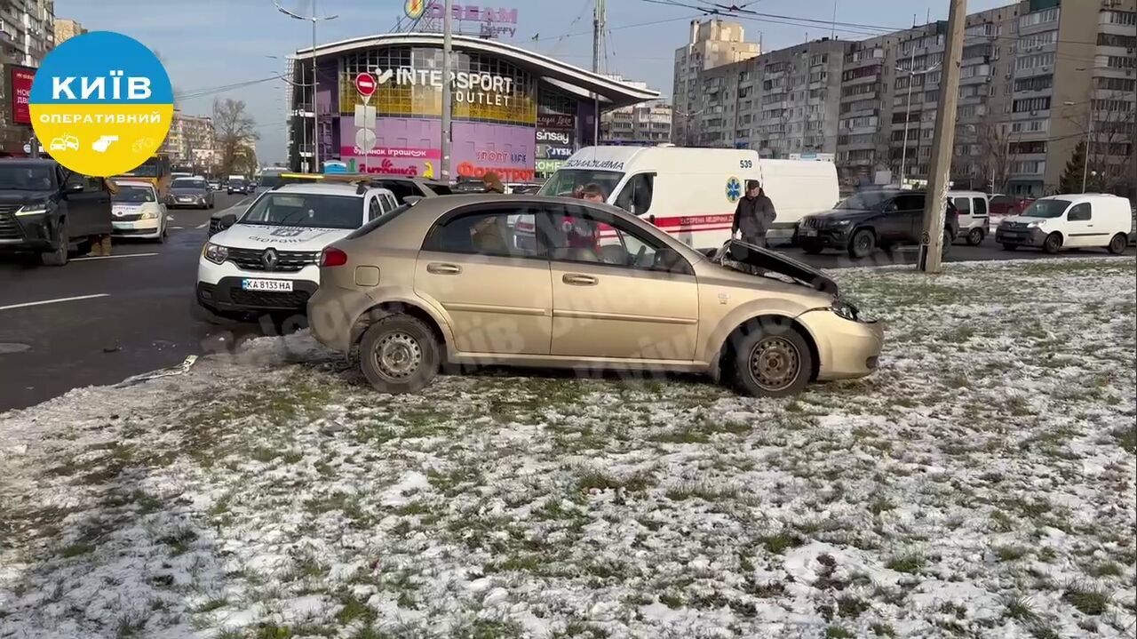 У Києві машина служби таксі протаранила Lexus та Tesla: водій помер за кермом. Фото і відео