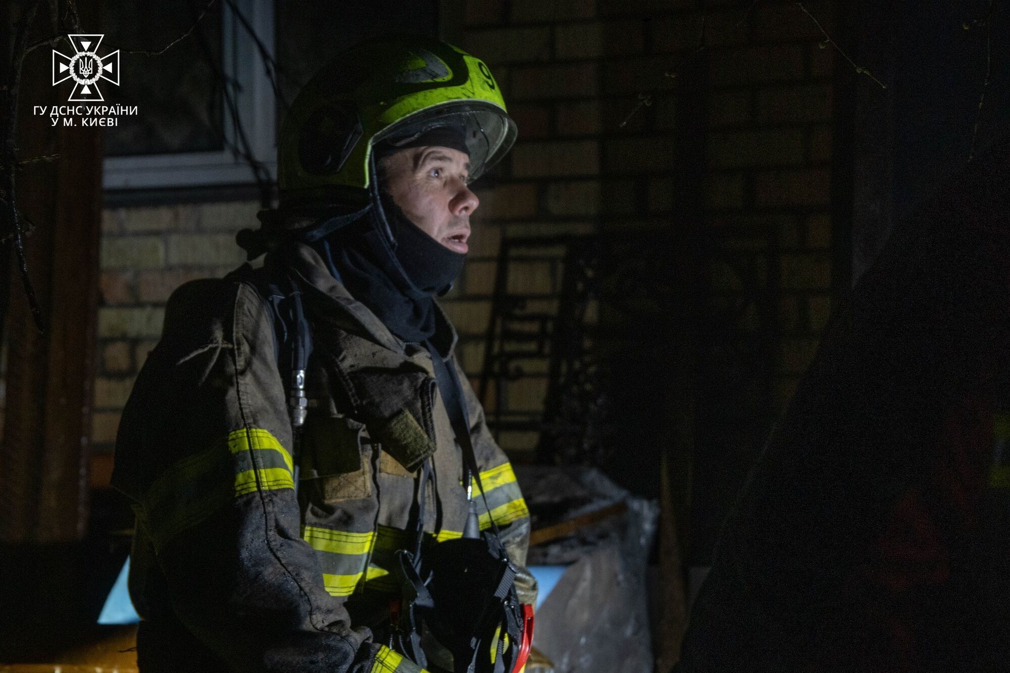 В Киеве на Нивках спасатели несколько часов тушили пожар в доме: эвакуированы 5 человек. Фото и видео
