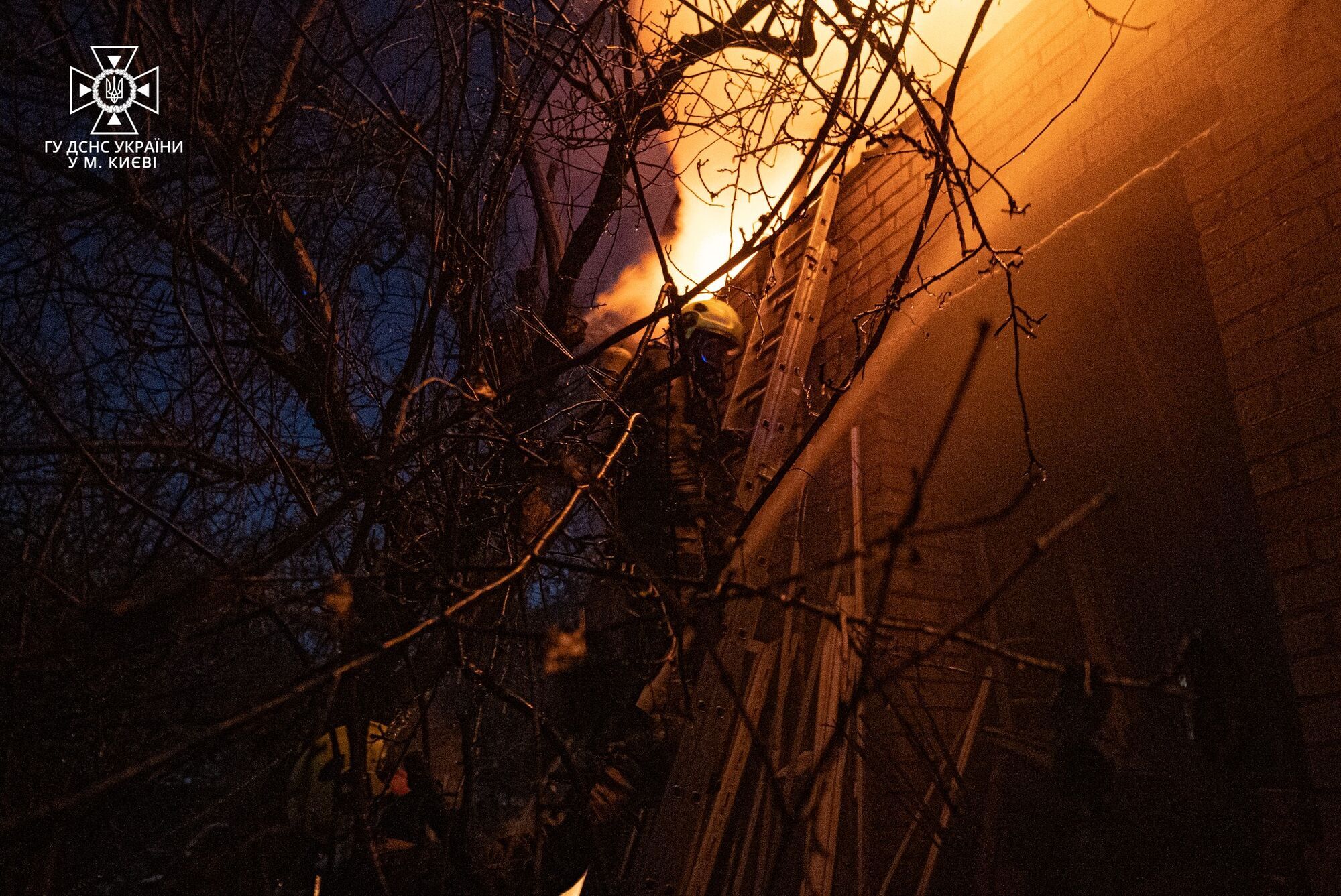 У Києві на Нивках рятувальники кілька годин гасили пожежу в будинку: евакуйовано 5 осіб. Фото і відео