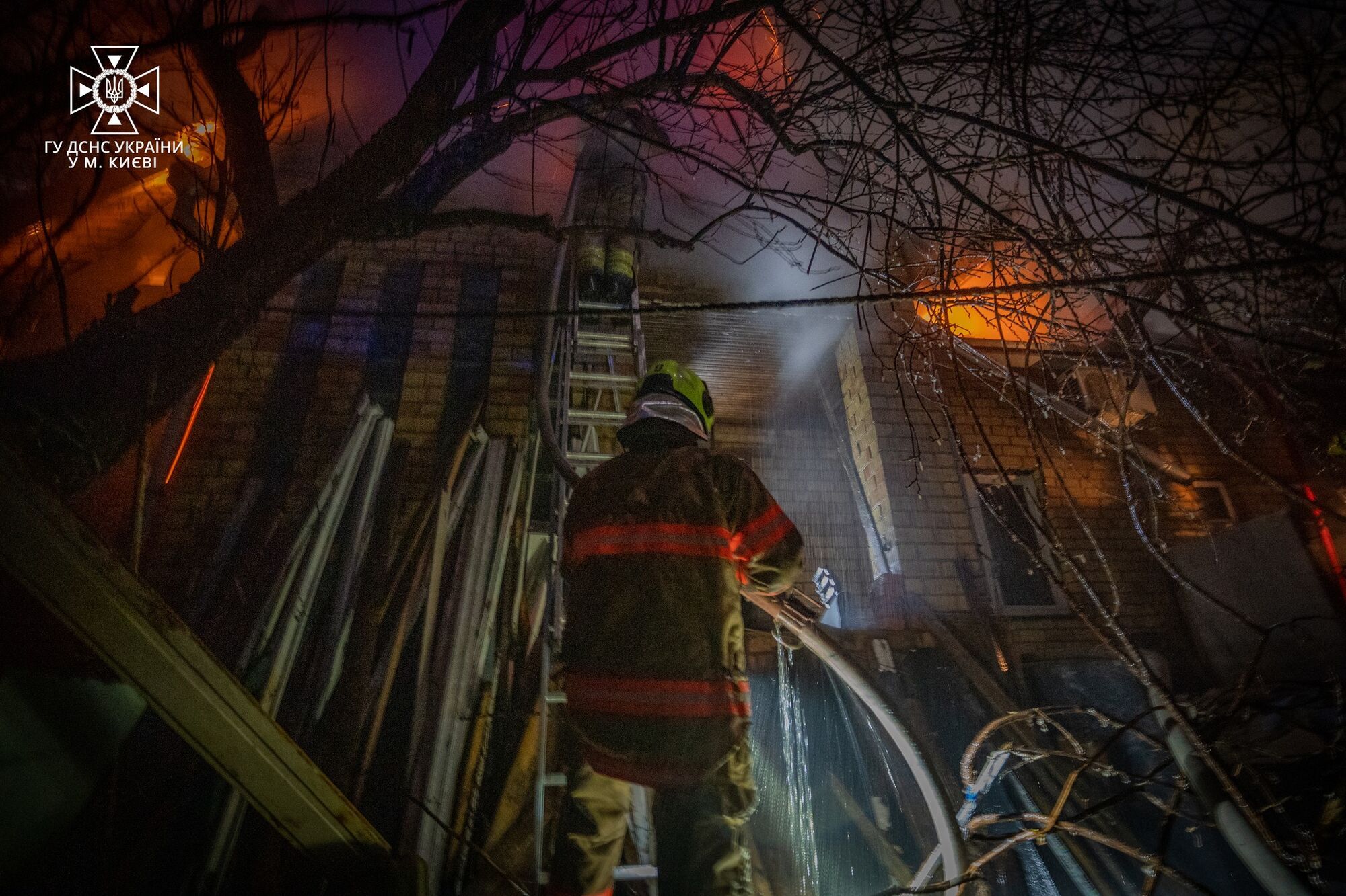 В Киеве на Нивках спасатели несколько часов тушили пожар в доме: эвакуированы 5 человек. Фото и видео