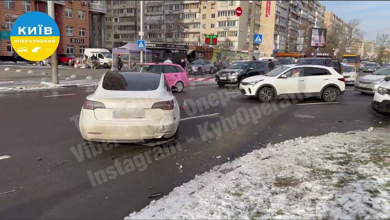 У Києві машина служби таксі протаранила Lexus та Tesla: водій помер за кермом. Фото і відео